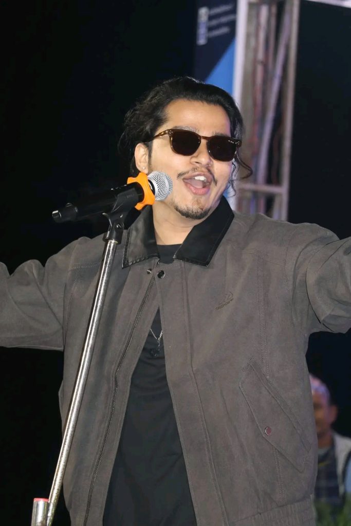 अर्जुन सापकोटाको प्रस्तुतिमा झुम्यो देवदह, सोमबार दुर्गेश आउँदै