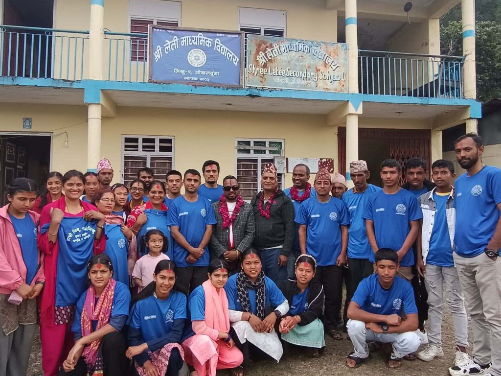 समाजसेवी युवा गोविन्द पौडेलद्वारा लिखु गाउँपालिकाका माविहरूमा टी–सर्ट वितरण