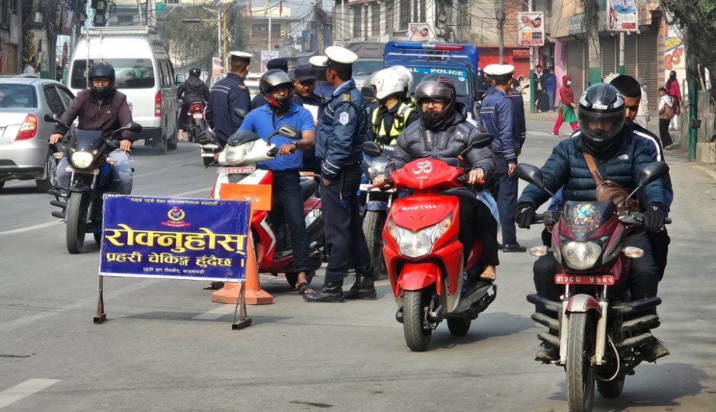 ट्राफिक नियम उल्लङ्घन गर्ने १३ हजार ९० जनामाथि कारबाही